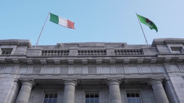 Movimento Lento Bandeira Irlandesa Acenando Vento Dia São Patrício Irlanda — Vídeo de Stock