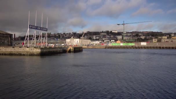 Statyczne Ujęcie Portu Cork Rzeki Lee Płynącej Dramatycznymi Ruchomymi Chmurami — Wideo stockowe