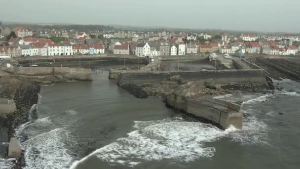 苏格兰法夫的圣莫南镇和著名的齐格 扎格防波堤的空中景观 沿着防波堤向城镇港口驶去 — 图库视频影像