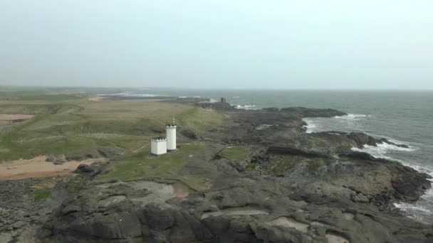 在苏格兰菲菲的一个多雾的日子里 从空中俯瞰埃利尼斯灯塔和周围的海岸线 与灯塔擦肩而过离开框框左边 — 图库视频影像