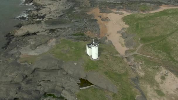 Widok Lotu Ptaka Latarni Morskiej Elie Ness Otaczającego Wybrzeża Mglisty — Wideo stockowe