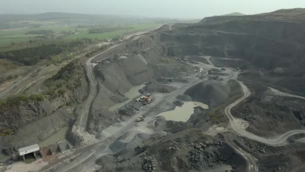 苏格兰法伊夫柯克卡迪附近一个工作中的混凝土 沥青和集料采石场的鸟瞰图 穿过采石场的追踪 — 图库视频影像