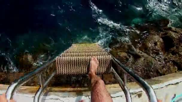 Мужчина Склоняющийся Морю Нержавеющей Стали Крадет Лестницу Атлантический Океан Камнями — стоковое видео