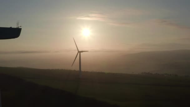 Una Vista Aérea Las Turbinas Eólicas Girando Lentamente Con Sol — Vídeo de stock