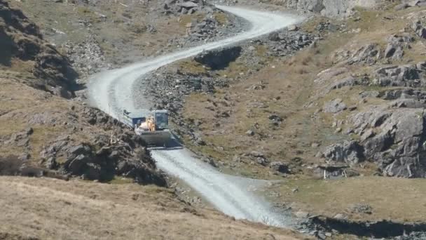 Tractor Bajando Por Camino Muy Empinado Las Montañas Del Distrito — Vídeos de Stock
