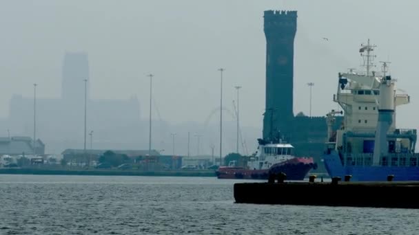 Römorkör Puslu Bir Günde Büyük Bir Gemiyi Rıhtımlara Rıhtım Kapılarına — Stok video