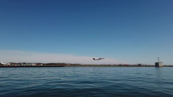 从多伦多城市机场起飞的小型飞机的全景 — 图库视频影像