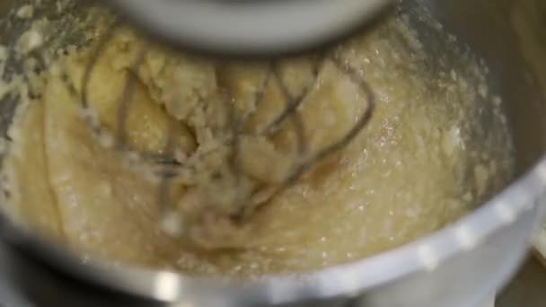 将配料奶油糖搅拌在一个碗里 — 图库视频影像