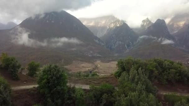 Debout Humain Devant Les Montagnes Dans Sud Albanie Près Belvédère — Video