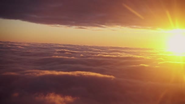 Hermoso Amanecer Sobre Las Nubes — Vídeo de stock