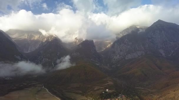 Nuvole Rapido Movimento Nelle Montagne Dell Albania Vicino Permet Una — Video Stock