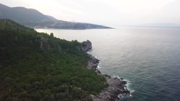 Fliegen Entlang Der Küste Mit Wellen Die Von Der Adria — Stockvideo