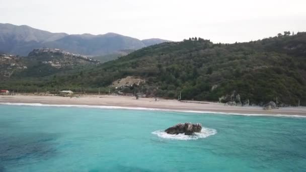 Arnavut Riviera Plajı Bir Kaya Çarpan Dalgalarla Dağlara Doğru Bakıyor — Stok video