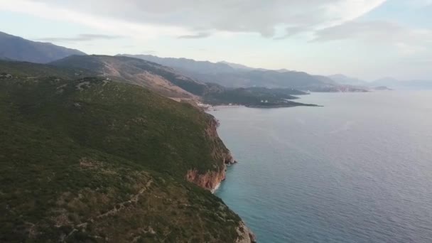 日落时 沿着阿尔巴尼亚海滨 从Gjipe海滩和Gjipe峡谷可以看到令人惊叹的景色 游览与亚得里亚海海岸线相交的山脉 这里有洞穴和海滩可供度假游览 — 图库视频影像