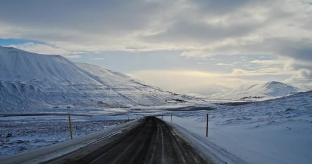 Езда Пустынной Заснеженной Горной Дороге Исландии Полуночным Солнцем — стоковое видео