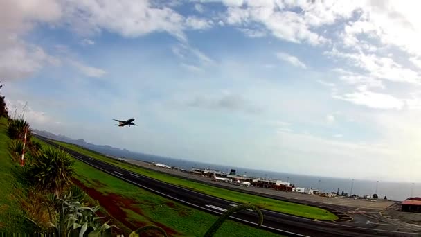 Avión Identificable Despegando Pista Madeira Hacia Cielo Azul Con Nubes — Vídeos de Stock