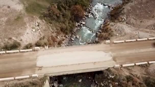 Samochód Jadący Przez Most Lotu Ptaka Piękną Górską Rzeką Płynącą — Wideo stockowe