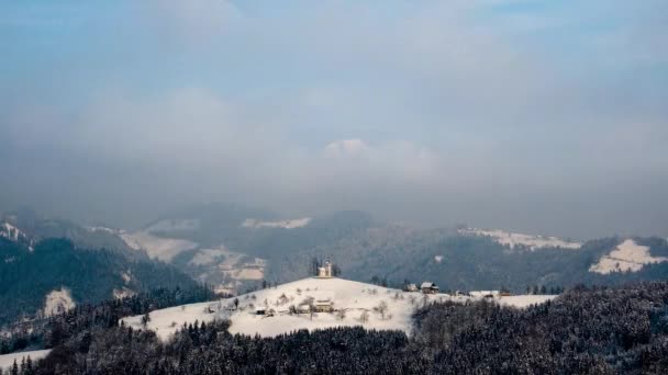 Iglesia Sveti Tomaz Eslovenia Posó Cima Una Montaña Con Nubes — Vídeos de Stock