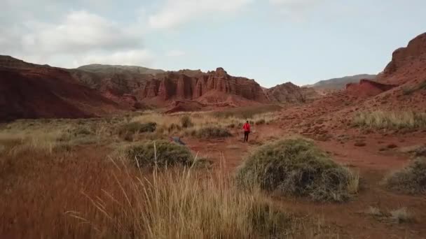 Camping Pequeño Cañón Creek Con Acantilados Rojos Llamado Konorcheck Canyon — Vídeos de Stock