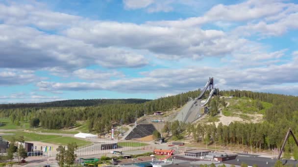 スウェーデンのFalunにあるスキージャンプの丘のドローン映像 — ストック動画
