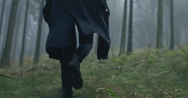 Kamera Kobietą Czarnym Płaszczu Lesie — Wideo stockowe