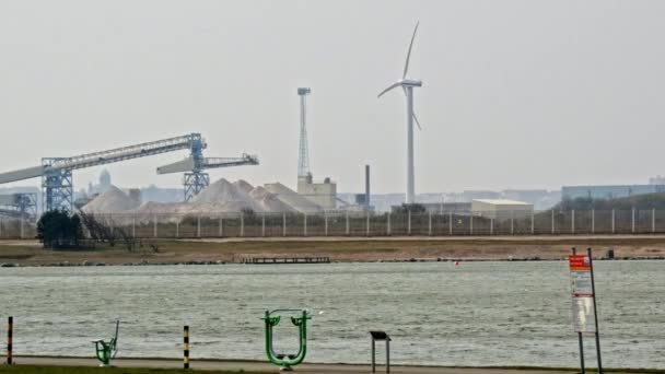 Ein Windturbinengenerator Hilft Dem Stromhafen Indem Strom Produziert — Stockvideo