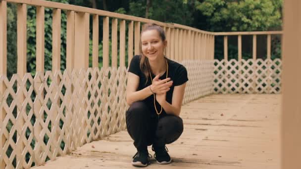 Menina Caucasiana Feliz Espanca Mãos Responde Câmera Sorri Brincando — Vídeo de Stock