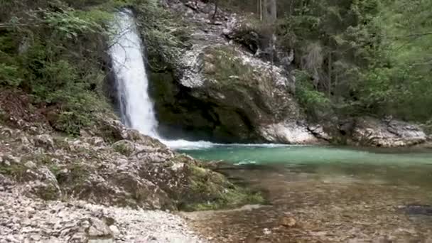 ボヒンジ湖近くのスロベニアのトリグラフ国立公園にあるGrmecicaまたは滝Grmeicaをスラップします スロベニア湖の近くの渓谷で有名な美しい滝 Bled — ストック動画