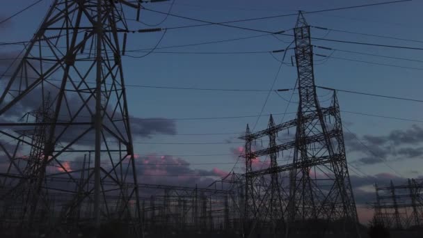 Geniş Gün Sonu Sağdan Sola Elektrik Şebekesi Altyapısının Büyük Kuleye — Stok video