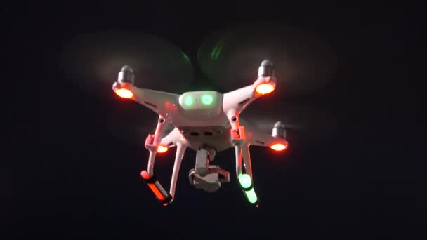 Dronen Svever Natten Med Strober Lysstaver – stockvideo