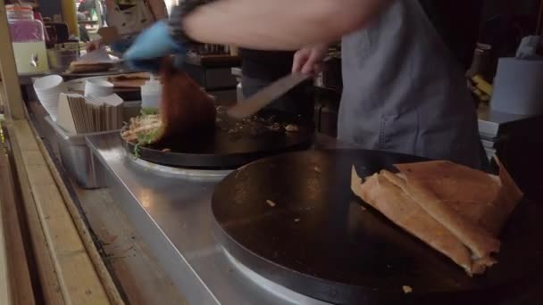 Αλμυρές Κρέπες Μαγειρεύονται Μια Υπαίθρια Θερμάστρα Ένα Περίπτερο Στην Υόρκη — Αρχείο Βίντεο