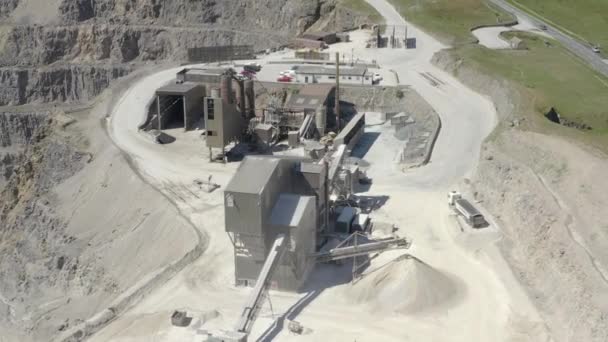 フレーム ヨークシャー 英国の左側に採石場を持つ作業アスファルト採石場の建物の空中ビュー ズームアウト中に反時計回りに回転 — ストック動画