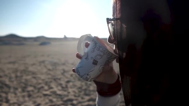 Biała Pustynia Czarna Pustynia Egipcie Pani Pijąca Kawę Jedząca Śniadanie — Wideo stockowe
