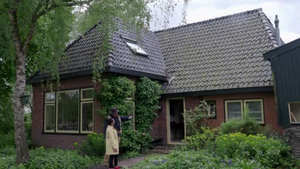 Агент Нерухомості Показує Майно Яке Продається Азіатському Покупцю Мідвольде Нідерланди — стокове відео