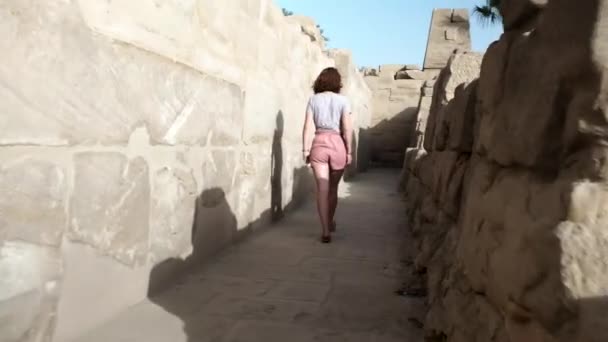 ルクソールのカルナック神殿を探索する女性 — ストック動画