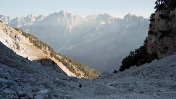 日落时俯瞰阿尔巴尼亚的阿尔卑斯山谷 人类走过一个山谷 在欧洲的背景下眺望着2000万座山 — 图库视频影像