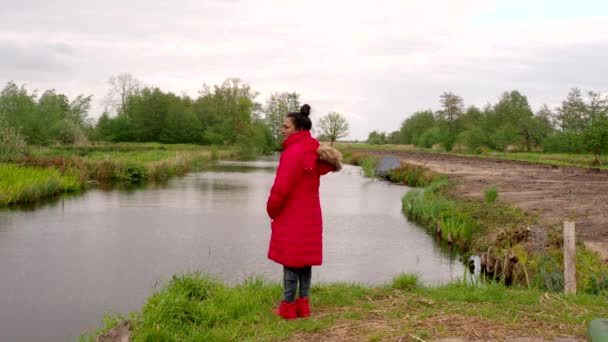 Indisk Kvinna Som Njuter Naturen Kanalen Och Djurlivet Nederländerna Detta — Stockvideo
