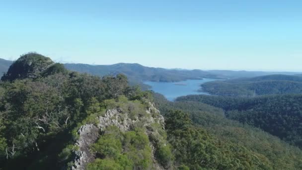 Letecký Pohled Vrcholek Útes Nad Nádherným Jezerem Obklopený Nekonečným Lesem — Stock video