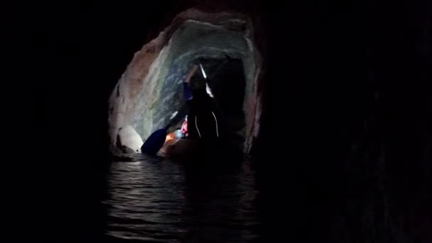 Underjordisk Grottpaddling Slovenien — Stockvideo