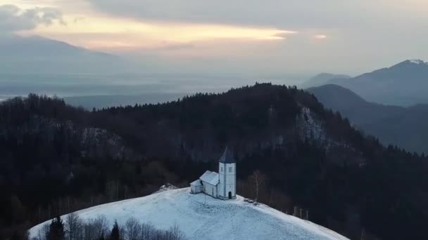 Вид Церкву Ямника Зимовому Ландшафті Барвистим Сходом Сонця Кранджі Словенія — стокове відео