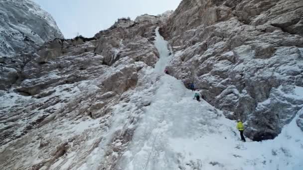 Ледолазание Словении Юлийских Альпах Триглавском Национальном Парке Замороженный Водопад Возле — стоковое видео