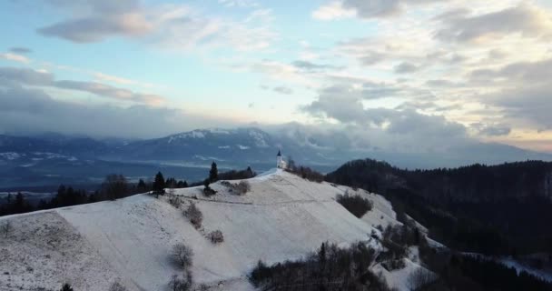 Вид Церкву Ямника Зимовому Ландшафті Барвистим Сходом Сонця Кранджі Словенія — стокове відео