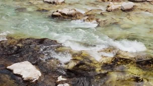 スロベニアのソカ川を流れるターコイズブルーの水の美しい景色 — ストック動画