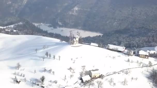 Pitoresca Igreja Sveti Tomaz Topo Colina Centro Eslovênia Durante Inverno — Vídeo de Stock