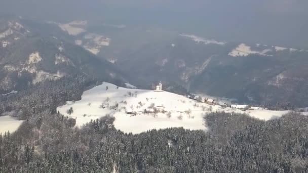 Pitoresca Igreja Sveti Tomaz Topo Colina Centro Eslovênia Durante Inverno — Vídeo de Stock