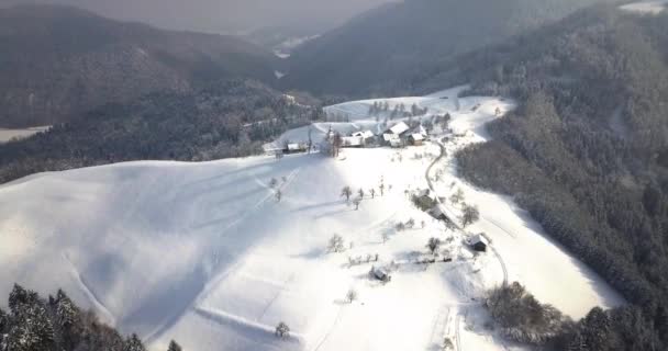 冬の間 スロベニア中央部の丘の上にあるスヴェティ トマズの絵のような教会 — ストック動画