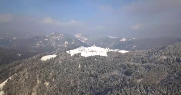 Pitoresca Igreja Sveti Tomaz Topo Colina Centro Eslovênia Durante Inverno — Vídeo de Stock