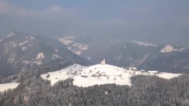 Pitoresca Igreja Sveti Tomaz Topo Colina Centro Eslovênia Durante Inverno — Vídeo de Stock