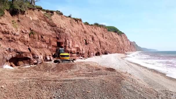 サイドマスの崖の海岸浸食 デヴォン英国 コートラインを強化するためにダイガー移動石 — ストック動画