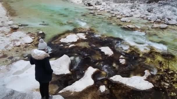 Bela Vista Água Azul Turquesa Descendo Rio Soca Eslovênia — Vídeo de Stock